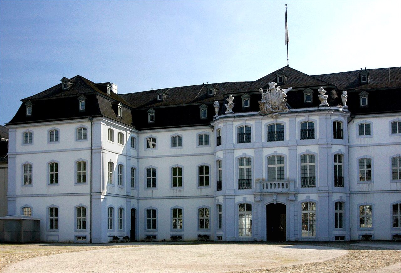 Schloss Engers, Außenaufnahme der Front