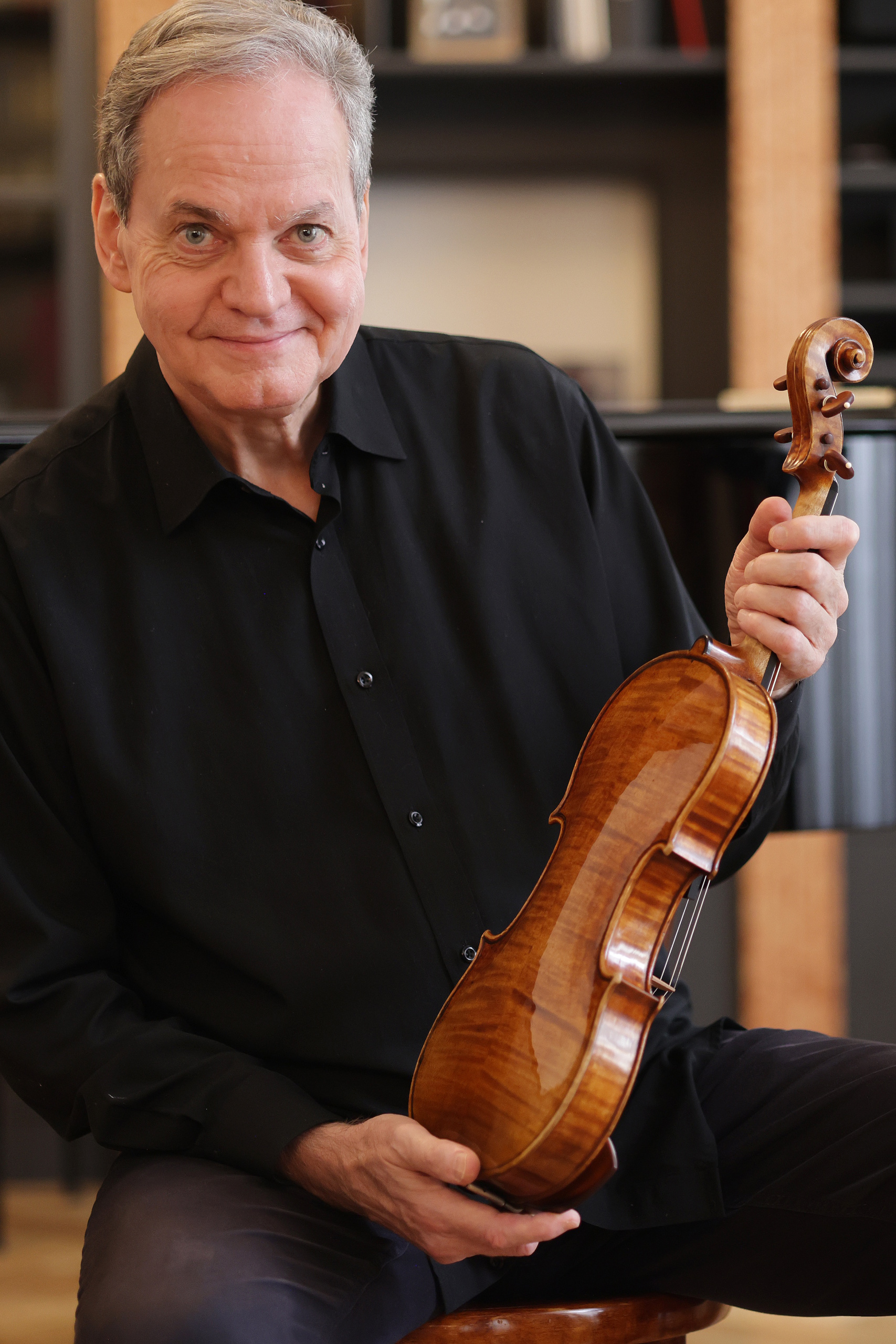 Christian Altenburger mit Violine in den Händen